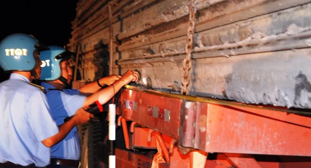 Thanh tra GTVT Vĩnh Long kiểm tra xe chở quá tải (ảnh GIA TUỆ)